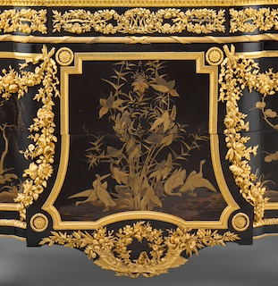 Détail des bronzes sur une commode en laque de Riesener