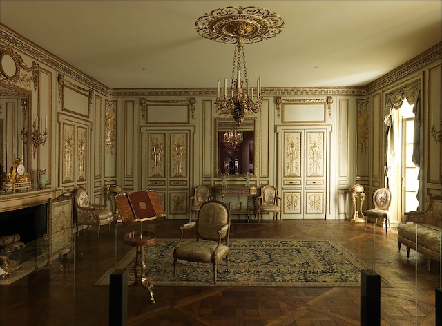 Salon meublé avec des fauteuils anciens 