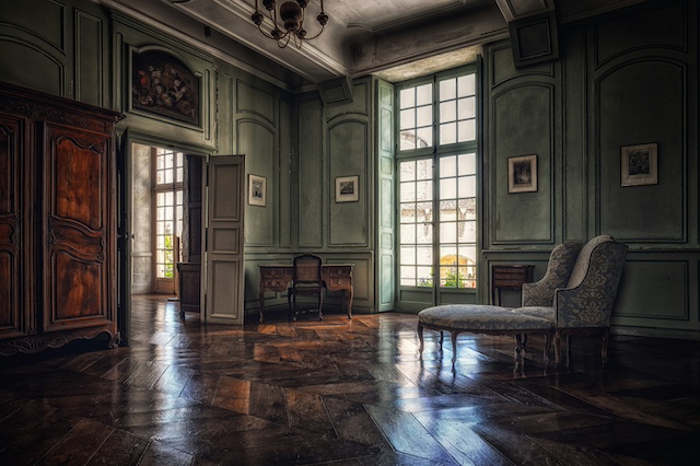 Salon décoré avec du mobilier ancien