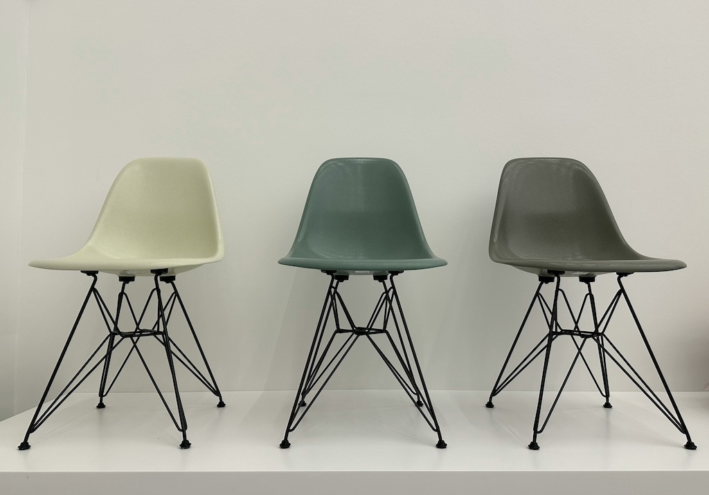 Trois chaises Eames DSR