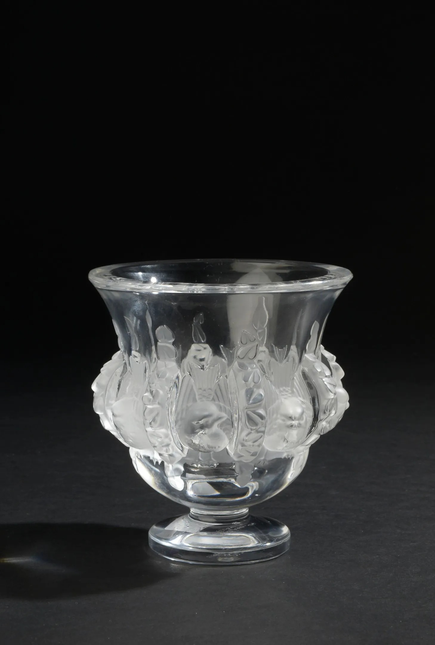 Marc Lalique, Vase “Dampierre”, modèle créé en 1948, cristal moulé-pressé.<br />
Photo : maison de vente Guillaume Le Floc’h, Saint-Cloud.