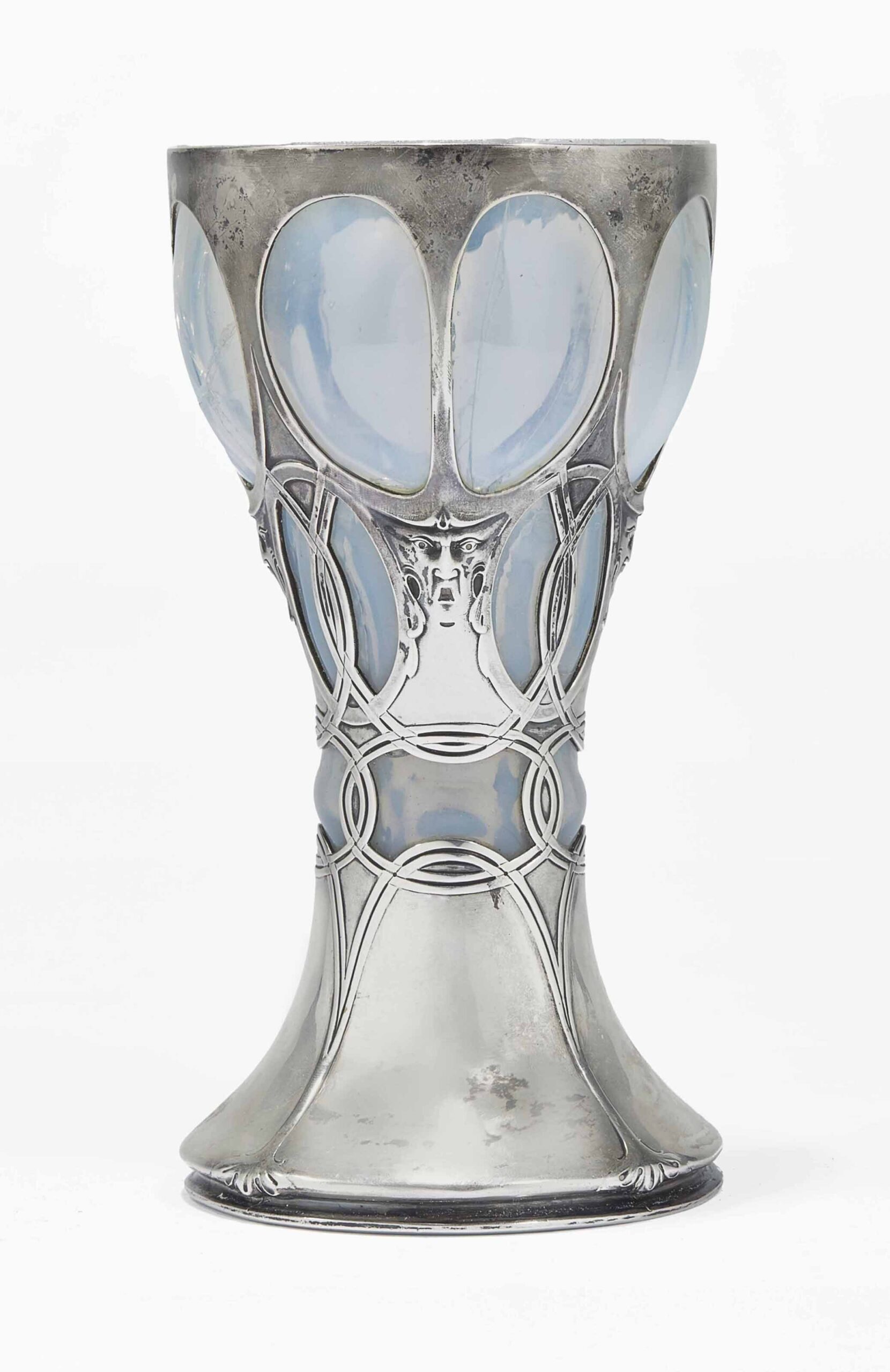 René Lalique, Calice, vers 1897-1899, verre opalescent et argent.<br />
Photo : Christies.com