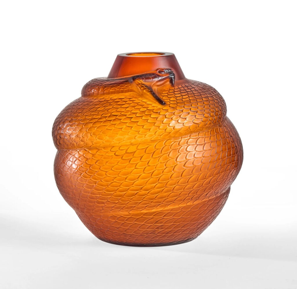 René Lalique, Vase “Serpent”, modèle créé en 1924, verre moulé-pressé. Photo : Côte Basque Enchères, Saint-Jean-de-Luz