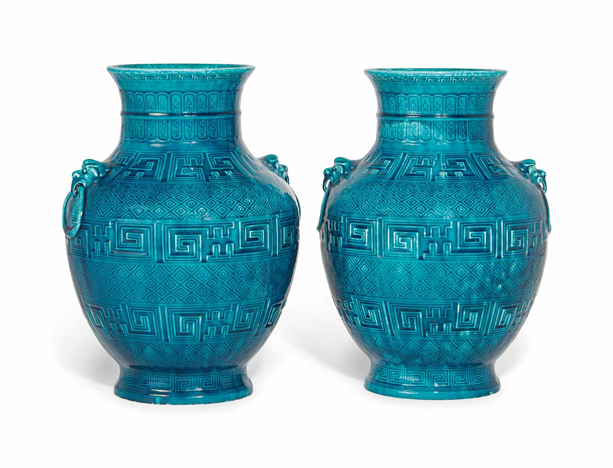 Paire de vases en bleu Deck – ce type de pièce peut atteindre des prix élevés en fonction de sa qualité et de sa provenance.