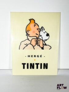 Affiche publicitaire en plexiglas Tintin. Dimensions : 50 x 38 cm Fonctionnelle - État général excellent. Provenance : boutique Tintin Aix en Provence