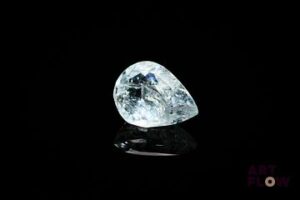 Aigue-marine poire. Inclusions, givres. 3.18 cts. 12.0mm x 8.0mm