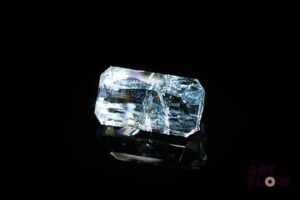 Aigue-marine rectangulaire à pans coupés. Inclusions. 6.05 cts. 13.9mm x 7.6mm