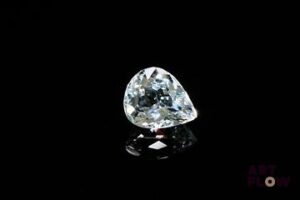 Aigue-marine très pâle poire. Probablement Tanzanie, VS, non chauffée. 2.58 cts. 10.0mm x 8.0mm
