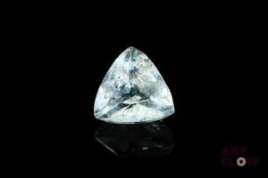 Aigue-marine trillion. Inclusions, non chauffée. 5.85 cts. 12.5mm x 12.0mm