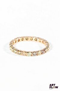 Alliance américaine en or rose 14 kt sertie de diamants naturels fancy rose, jaune, vert et marron totalisant 1,20 carats. Tour de doigt : 54 Poids brut : 1,22 g Avec son certificat