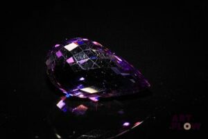Améthyste briolette. 12.93 cts. 19.8mm x 10.5mm
