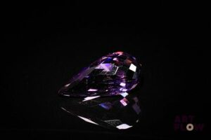 Améthyste briolette. 6.99 cts. 17.5mm x 8.5mm