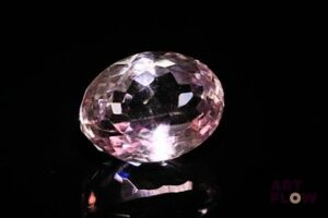 Amétrine ovale. Jolie couleur. 15.76 cts. 17.0mm x 13.0mm