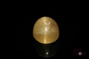 Apatite oeil de chat jaune cabochon ovale. 11.26 cts. 12.7mm x 11.1mm