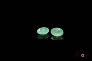 Appairage d'émeraudes ovales. 0.90 ct. Dims. moy.: 6.0mm x 4.0mm