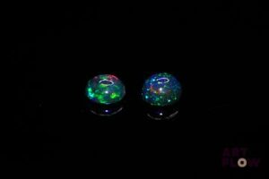 Appairage d'opales cabochons ronds. 1.18 ct. Diam. moy.: 6.0mm