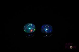 Appairage d'opales noires cabochons ronds. Beaux éclats de couleur. 1.11 ct. Diam. moy.: 6.0mm