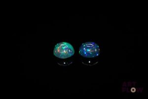 Appairage d'opales noires cabochons ronds. Beaux éclats de couleur. 1.21 ct. Diam. moy.: 6.0mm