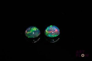 Appairage d'opales noires cabochons ronds. Beaux éclats de couleur. 2.50 cts. Diam. moy.: 7.0mm