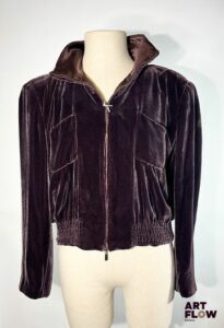 ARMANI Collezioni. Veste en velours couleur aubergine, fermeture zippée. Taille 48 IT Petites tâches, et fils tirés.