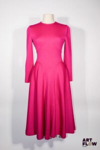 Attribué à BALENCIAGA - Ligne Dix - Circa 1980 - Robe longue en jersey de laine fuchsia à effet de découpe en longue croix donnant de l'ampleur à la jupe, et se nouant au dos par une boucle ovale ceinturant à volonté la taille, manches longues, deux poches verticales -Taille présumée 36/38 - Bon état général malgré quelques légers défauts