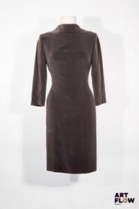 Attribué à BALENCIAGA - Robe mi-longue à col bateau et décolleté dans le dos, manches 3/4 cintrée près du corps en velours ras brun foncé - taille présumée 36 - Bon état général malgré quelques défauts (usures, élimée)