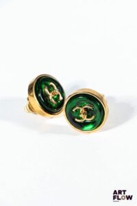 Attribué à CHANEL Paire de clips d'oreille en métal doré et pâte de verre verte centrés du monogramme Chanel D. 2 cm Très bon état général