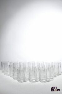 BACCARAT Modèle Nancy Partie de service en cristal comprenant : - 13 grands verres (H. 10 cm ; D. 6,5 cm) - 11 verres (H. 8 cm ; D. 5,2 cm) - 5 verres (H. 9 cm ; D. 5,5 cm) Bon état général malgré quelques défauts (égrenures, petites rayures d'usage)