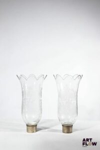 BACCARAT Paire de photophores en cristal à décor gravé à la pointe de rinceaux. Signés. H. 24 cm Socles manquants
