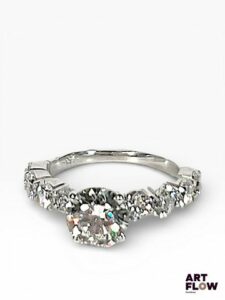 Bague en or blanc 18 carats, centré d'un diamant de synthèse de 1,52 carats, entourée de diamants de synthèse faisant approximativement 0.1 carats chacun Poids : 3,9g TDD : 52 Avec son certificat