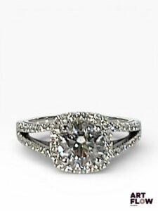 Bague en or blanc 18 carats centrée d'un diamant de synthèse de 1,46 carats (D/VS1) et de diamants naturels sur les côtés Poids brut : 5g TDD : 54 Avec son certificat