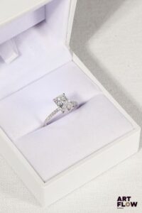 Bague en or blanc 750/°° sertie d'un diamant principal de 2,03 carats épaulé de diamants. Diamant principal de synthèse (labrat de 2,03 carats et total des diamants de 2,23 carats. Couleur : E Clarté : VVS2 TDD : 54 Poids brut : 2,28 g Certificat IGI