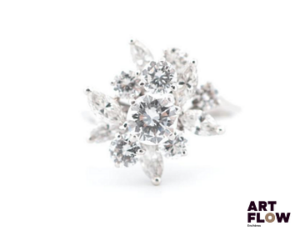 Bague en or blanc 750‰, en forme de bouquet de feuilles stylisées, entièrement sertie de diamants ; le centre orné d’un diamant taille brillant de 0.65 carat environ de qualité estimée F VS (légère égrisure), et entouré de 6 diamants taille brillant entre 0.11 carat et 0.25 carat environ chaque et de 6 diamants taille navette de 0.15 carat chaque sur différents niveaux afin de créer une ravissante perspective ; le tout pour un poids total de 1.85 carat environ. La monture en fils, la structure de la bague, la forme et la qualité des pierres utilisées indiquent un travail fort probablement français des années 1970. (Un fil dessoudé, traces d’anciennes soudures) Diamants : 2.50 carats environ Poids : 4.45 g Tour de doigt : 56