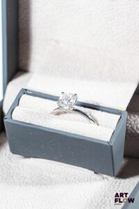 Bague solitaire en or blanc 14 carats sertie d'un diamant principal de 1.00 carats Diamant principal naturel Couleur : D Clarté : SI2 TDD : 51 Poids : 2,00 g Certificat GCI
