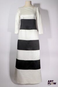 BALENCIAGA - Le Dix - Circa 1980 - Robe en satin blanc et noir à larges rayures, encolure carrée devant et dos, manches 3/4 - taille présumée 36 - Très bon état général
