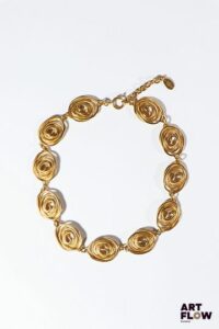 BALENCIAGA Vers 1996 Collier en métal doré à décor d'enroulements. Longueur : 50 cm environ