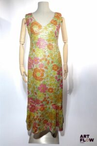 BALMAIN Haute couture Circa 1965 Provenance : Geneviève de Gaulle Anthonioz, entrée au Panthéon en 2015 Robe longue du soie entièrement rebrodée de sequins figurant un motif floral à dominante rose, jaune, vert et orange. Décolleté en V devant et au dos, sans manches, bas volanté avec la rosette de la Légion d'honneur. Taille présumée 36/38 Bon état général malgré quelques légers défauts (fils tirés)