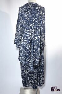 BALMAIN Provenance : Madame Geneviève de Gaulle Anthonioz, entrée au Panthéon en 2015 Robe longue en jersey blanc à motif floral et végétal dans les tons bleu marine, effet deux pièces par une cape sans manche fendue en pointe sur une jupe longue. Circa 1969 Rehaussée de la rosette de la Légion d'honneur Taille présumée 36/38 Bon état général malgré quelques légers défauts (petits fils tirés)