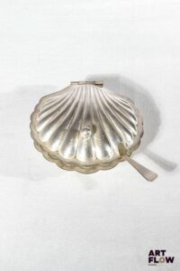 Beurrier en forme de coquille Saint-Jacques en métal argenté et verre. Avec son couteau.
