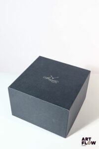 BREGUET Sur boite en carton bleu marine Inscription Breguet sur le couvercle 20,5 x 20,5 x 13 cm Bon état général