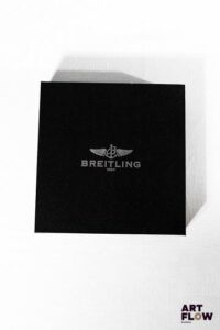 BREITLING Stylo gel en métal argenté. Signé. Dans son étui en cuir et son écrin d'origine. Longueur du stylo : 13,5 cm Très bon état général