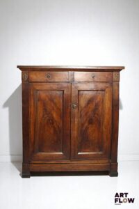 Buffet en bois naturel mouluré et ornementation de bronze, ouvrant par deux vantaux. Dimensions : H: 112 L: 103 P: 41 cm. Accidents et manques.