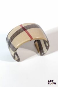 BURBERRY Bracelet en résine à incrustation du tissu motif tartan Diamètre : 5,5 cm Petites rayures d'usage