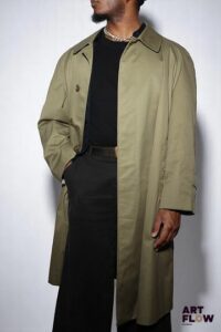 BURBERRY Imperméable façon trench-coat en toile kaki et classique intérieur tartan. Taille homme Peut se porter oversize. Très bon état général