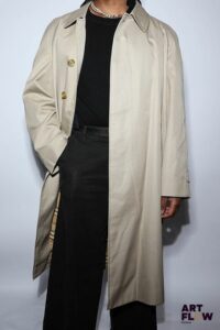 BURBERRY Imperméable façon trench-coat (sans ceinture) en toile beige, et classique intérieur tartan. Très bon état général. Taille homme, peut se porter oversize.
