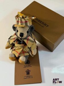 Burberry Porte Clefs figurant une peluche en imperméable Neuf, dans sa boîte - Expédition obligatoire.