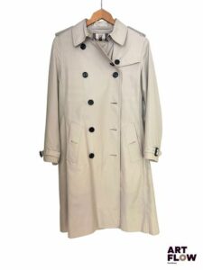 BURBERRY Trench-coat en coton beige. Taille petit 40. Longueur : 104 cm environ. Infimes tâches