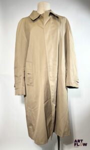 BURBERRY'S Imperméable façon trench-coat en toile beige et intérieur tartan. Taille homme non précisée. Taille présumée S/M. Peut se porter oversize. Accrocs, fils tirés notamment à l'intérieur et petites traces