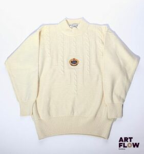 BURBERRY'S Pull en laine merinos de couleur crème à décor de torsades et blason brodé au centre Taille 42