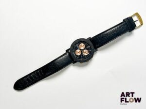 BVLGARI Modèle Bulgari Carbongold Athens Montre bracelet homme édition limitée à 500 exemplaires en carbone, à mouvement à quartz, le boîtier rond à cadran à fond noir et rose gold, index bâtons, guichet date à 4h, lunette gravée, le bracelet en cuir noir. Diamètre 37mm Longueur du bracelet : 18 cm env. Référence BB 38 CL CH Bon état général Pile à changer, mécanisme non garanti. La Bulgari Carbongold est introduite dans les années 2000 par la maison Bulgari, mêlant innovation et design sportif. Elle se distingue par l’utilisation de fibre de carbone associée à des éléments en or, offrant une montre légère, résistante et au style contemporain. Expert : Monsieur Alexis Francis-Boeuf